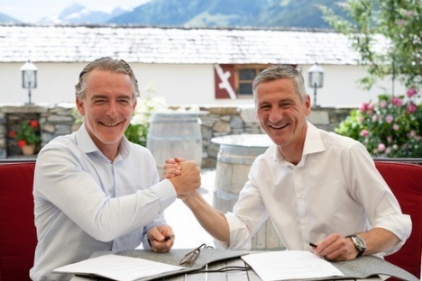 Schalke 04 gewinnt MeinAuto.de als neuen Haupt- und Trikot-Sponsor - Rudolf Rizolli, CEO MeinAuto, und Schalke 04-Chef Dr. Bernd Schröder unterzeichnen den Sponsoring-Vertrag - Foto. MeinAuto Group AG